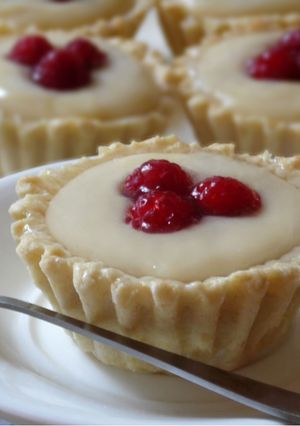 Тарталетки з кремом та малиною