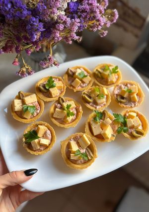 Тарталетки з запеченим перцем та сиром фета