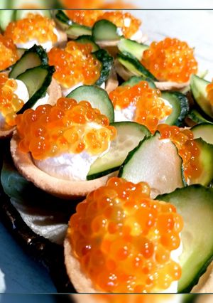 Тарталетки з ікрою лосося і крем-сиром