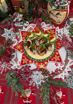 Тарталетки з ікрою, авокадо та перелиними яйцями