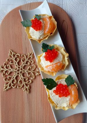 Тарталетки з ікрою, домашнім плавленим сиром і мандарином
